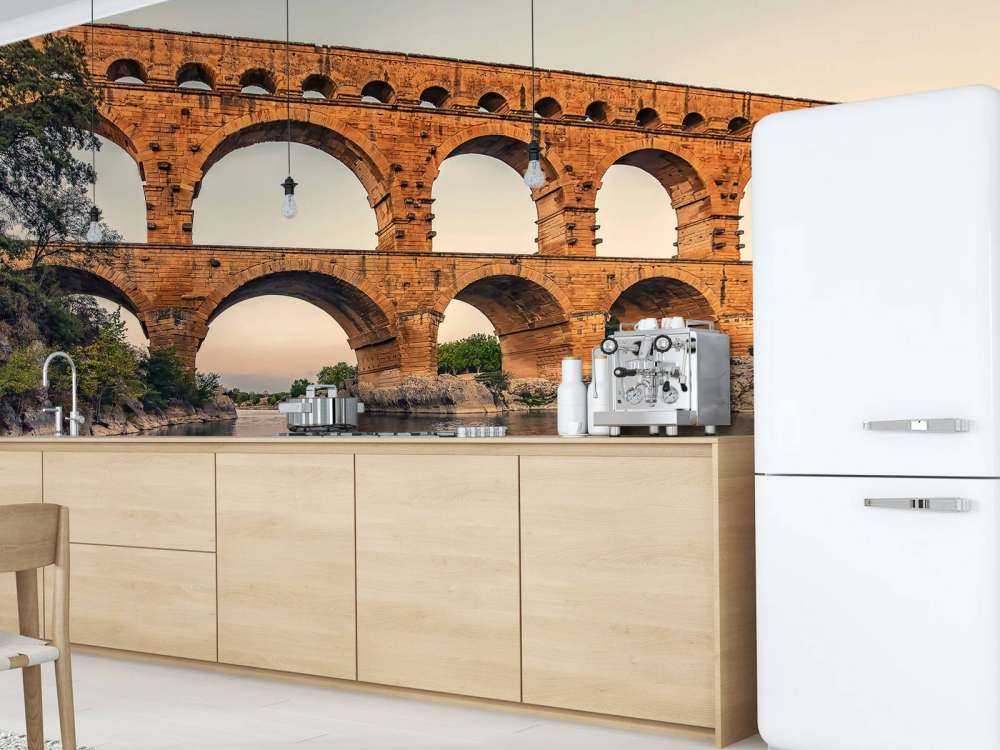 Stenen bogen boven stille rivier