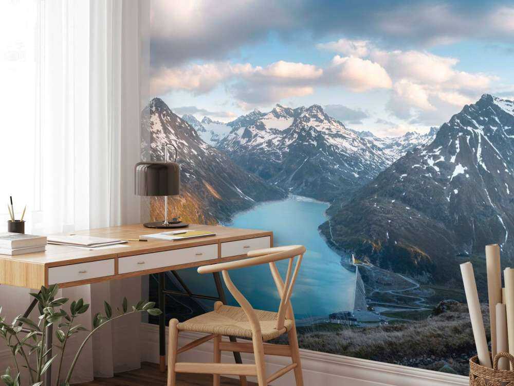 Uitzicht over alpenmeer bij zonsondergang