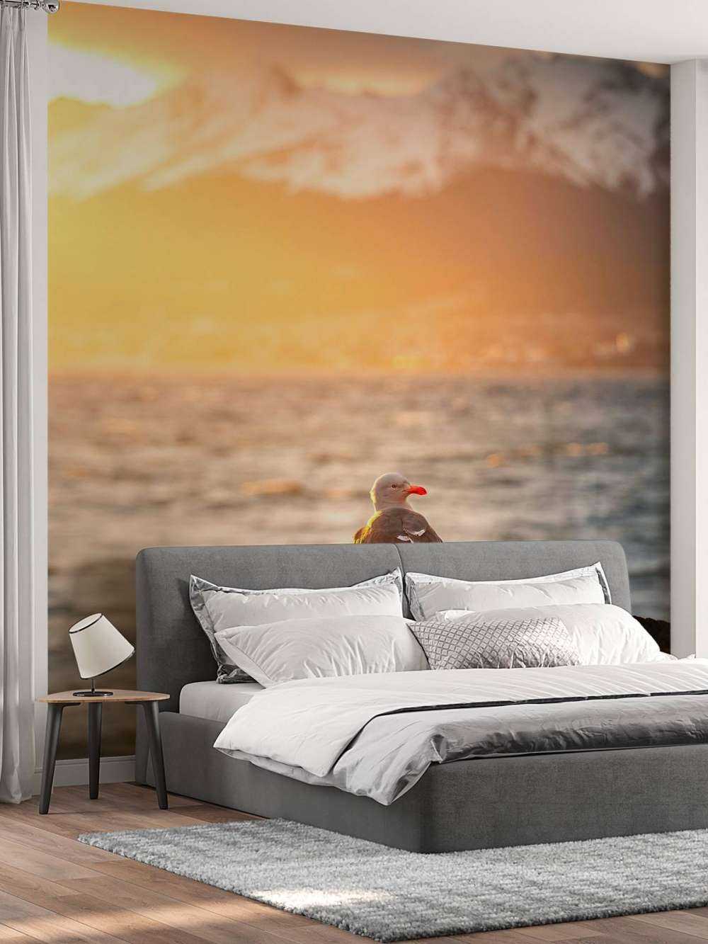 Meeuw bij zonsondergang aan fjord