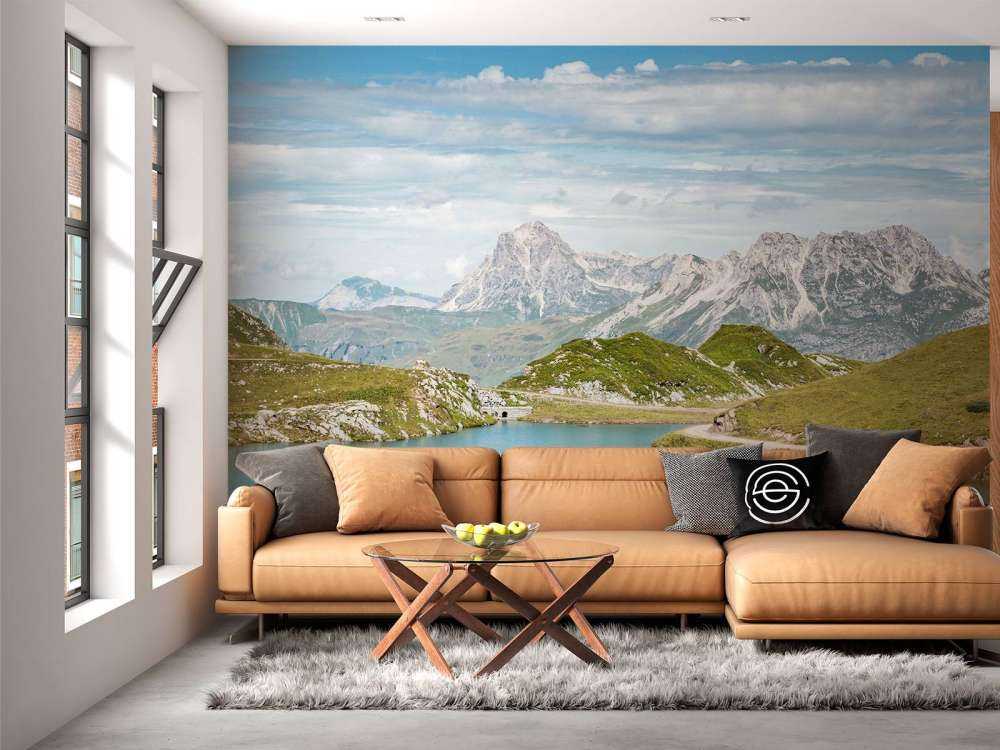 Helder bergmeer in zomervallei