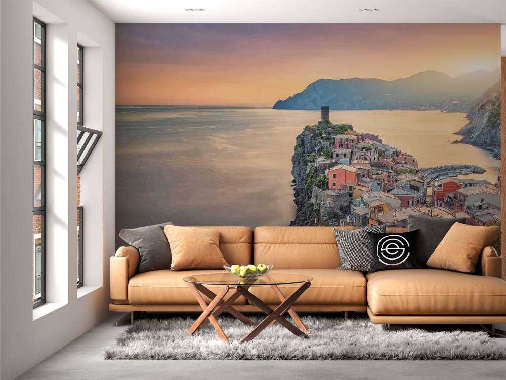 Zonsondergang boven kleurrijke kustrotsen