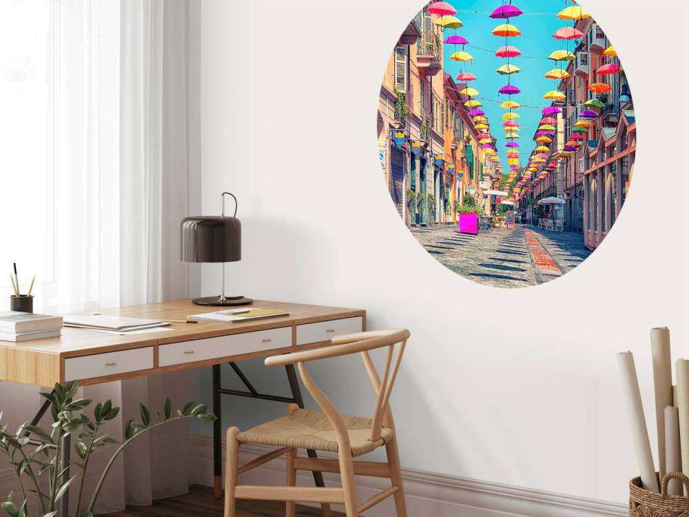 Vrolijke parasols boven zonnige straat