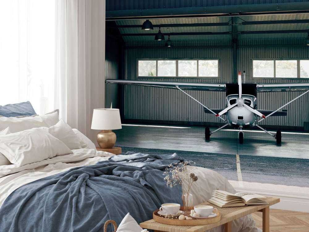 Vliegtuigje in hangar