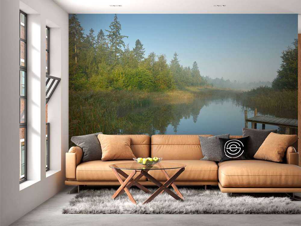 Houten steiger in het bos