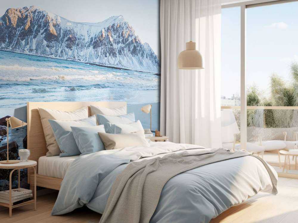 Grote ingesneeuwde rots in Noorwegen