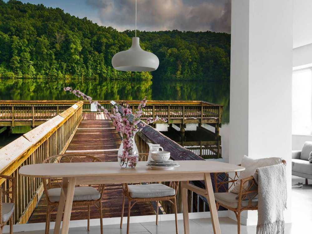 Pier op een rustgevend meer