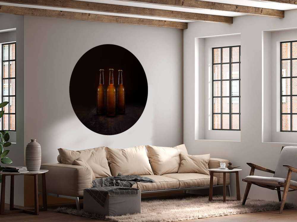 Bruine bierflesjes in een donkere ruimte