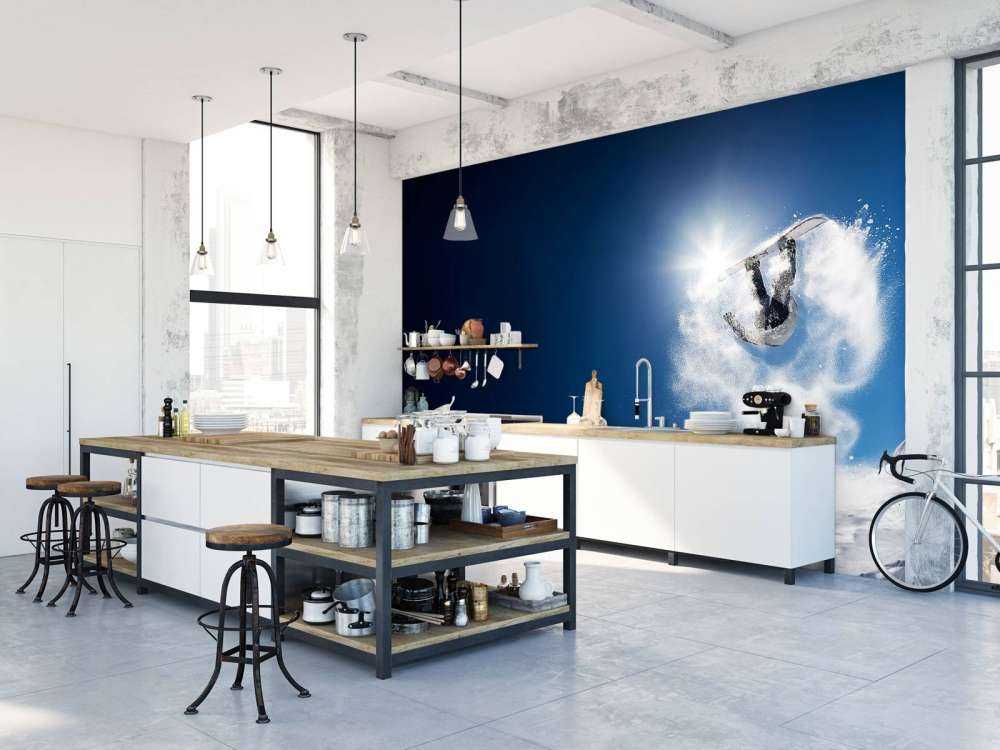 Snowboarder maakt een backflip