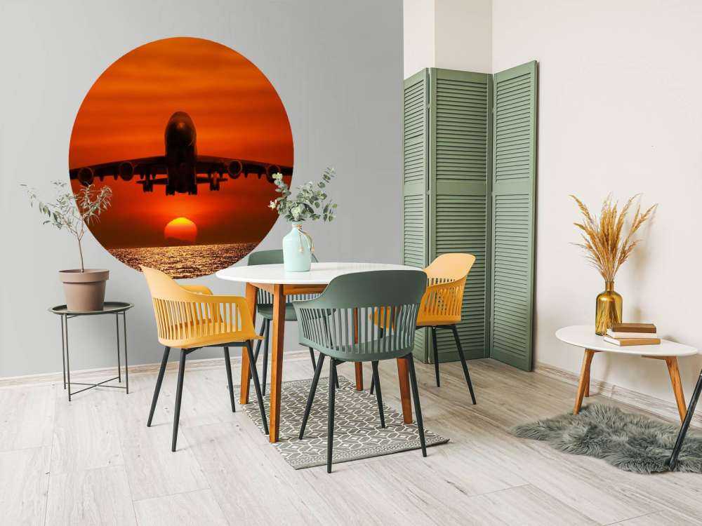 Passagiersvliegtuig boven de zee bij zonsondergang