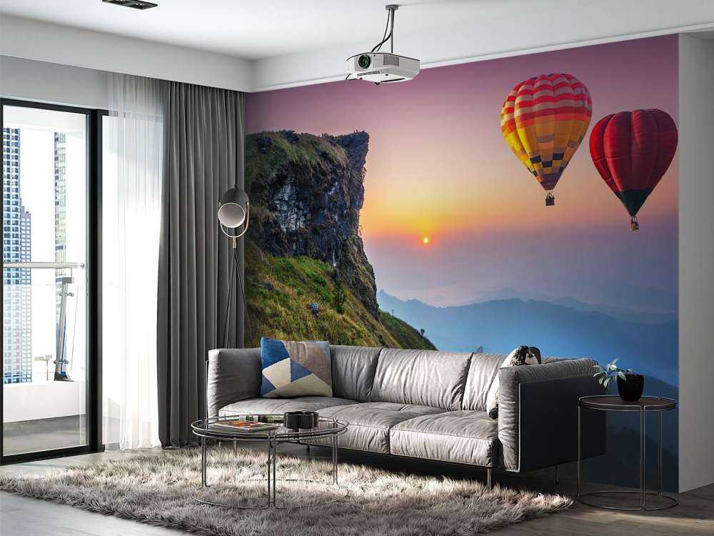 Luchtballonnen in de avond boven een berglandschap