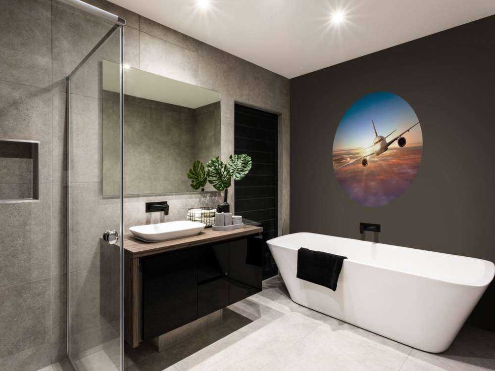 Vliegtuig boven de wolken bij zonsondergang