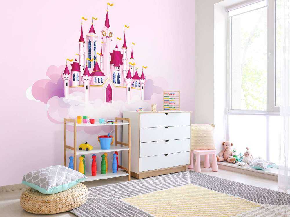 Roze kasteel in de wolken