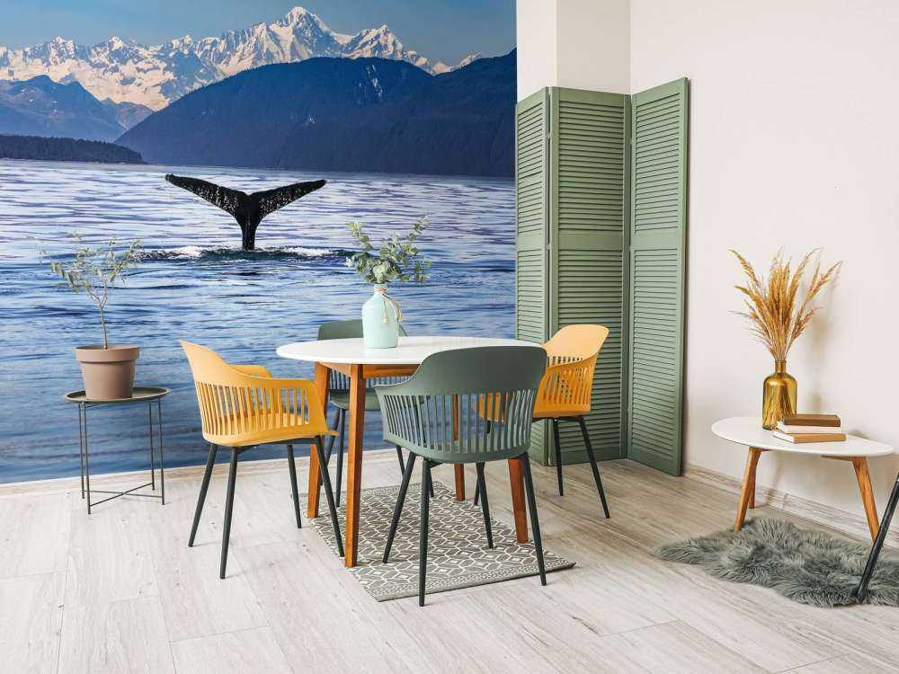 Duikende walvis met bergen op de achtergrond