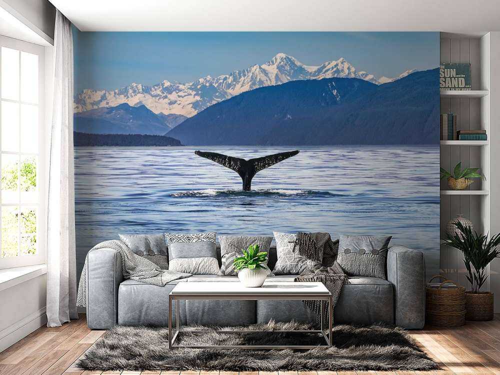 Duikende walvis met bergen op de achtergrond