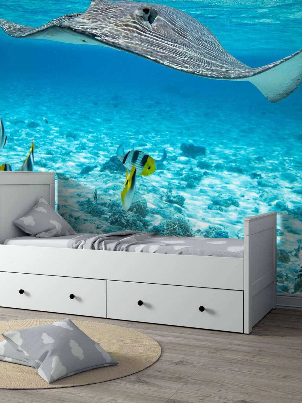 Pijlstaartrog tussen koraalvissen