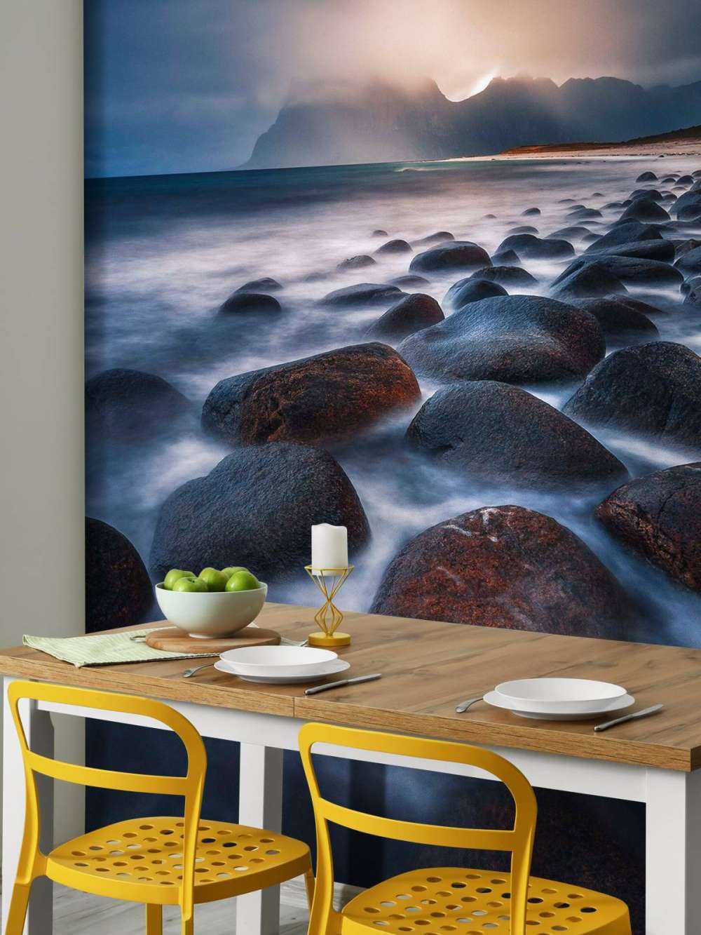 Avondlicht over ruige keienkust