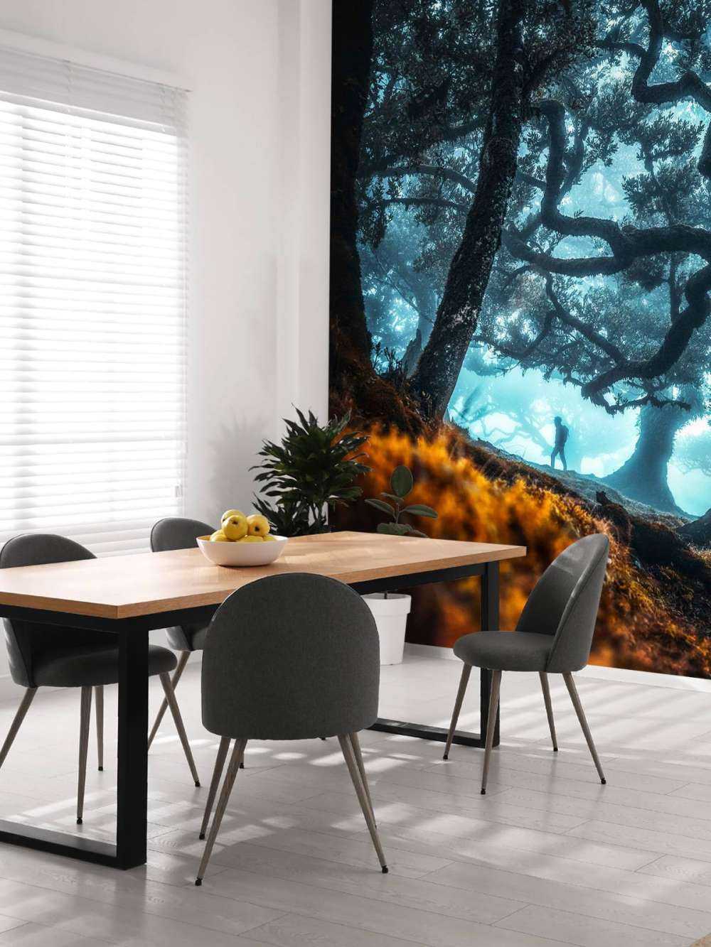 Mystiek silhouet in nevelwoud