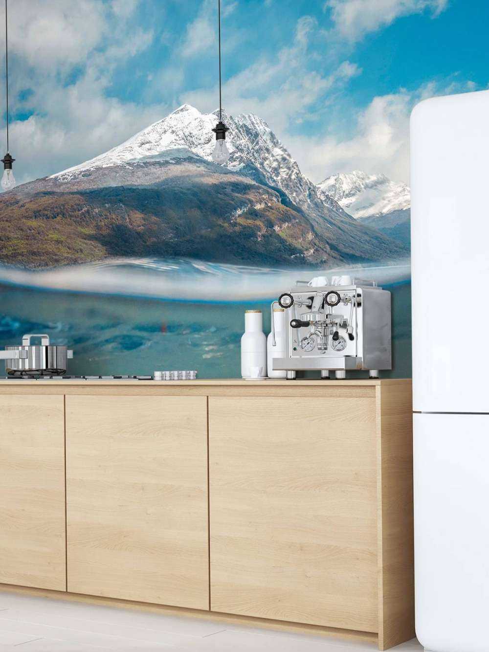 Bergzicht door helder gletsjerwater