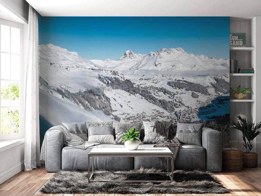 Afdaling boven alpendorp in sneeuw