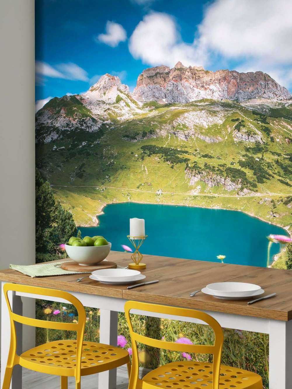 Bloemenweide aan helder bergmeer