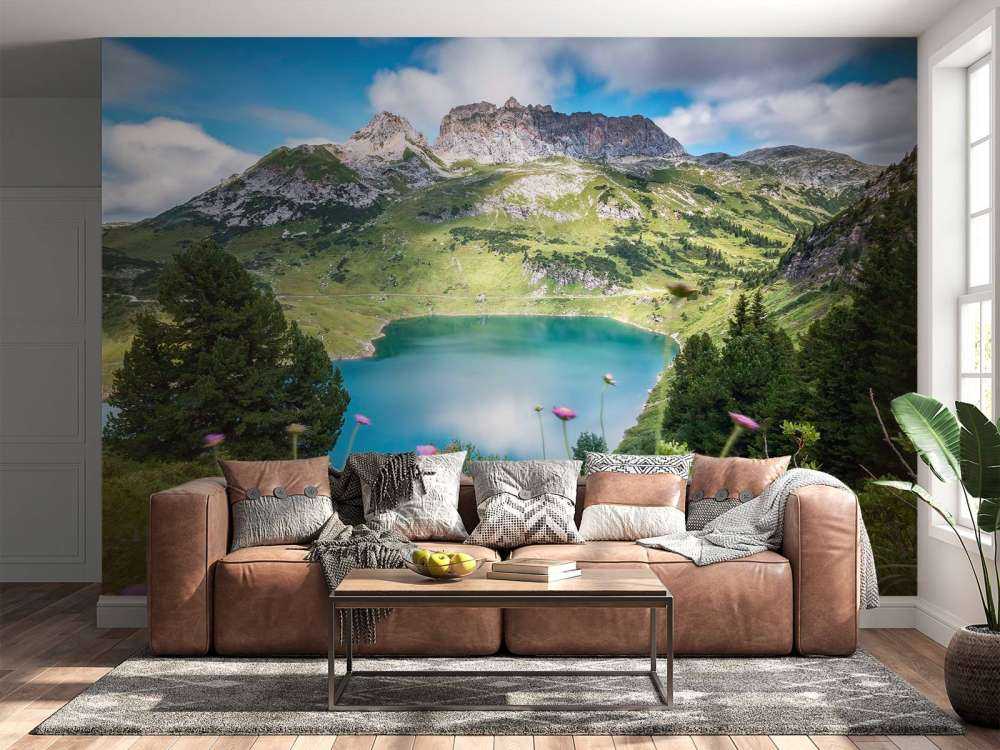 Bergmeer met wilde alpenbloemen