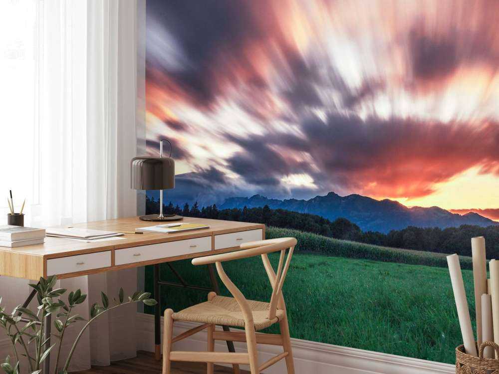 Zonsondergang boven groene vlakte