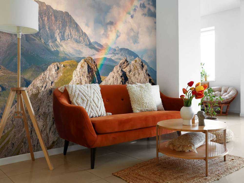 Regenbooglicht over ruige bergen