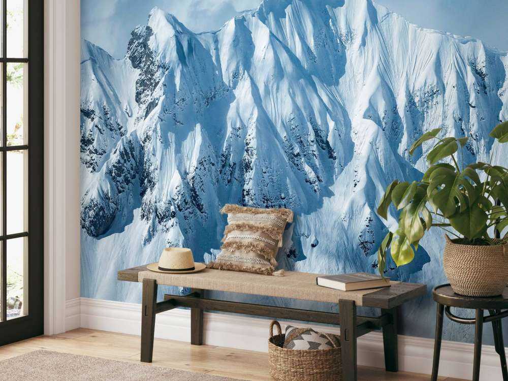 Steile sneeuwtoppen onder winterzon