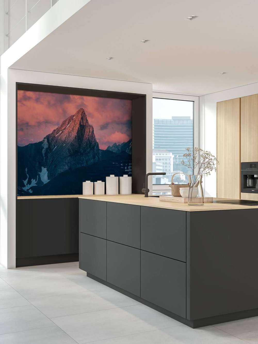 Bergspits in vurige schemer