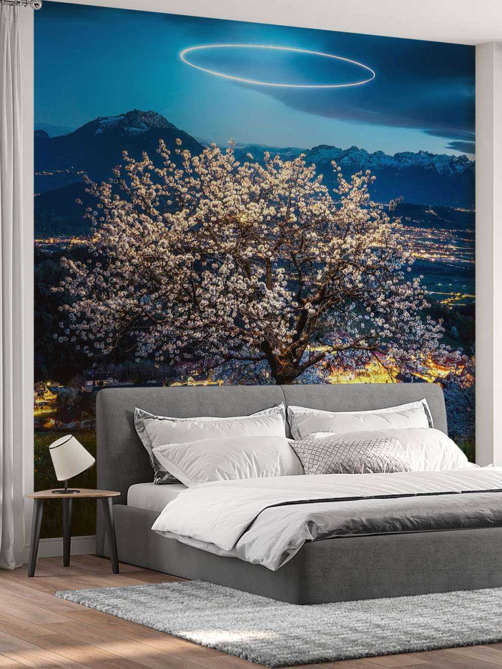 Bloesemboom bij nachtelijk licht