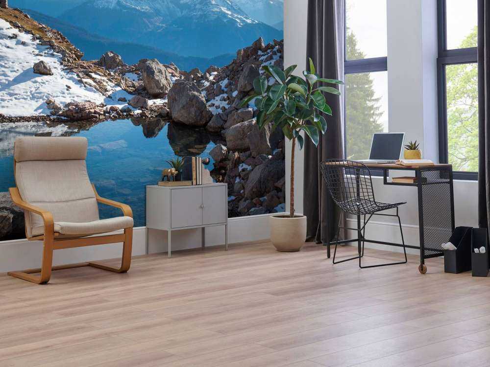 Bergmeer tussen sneeuwtoppen