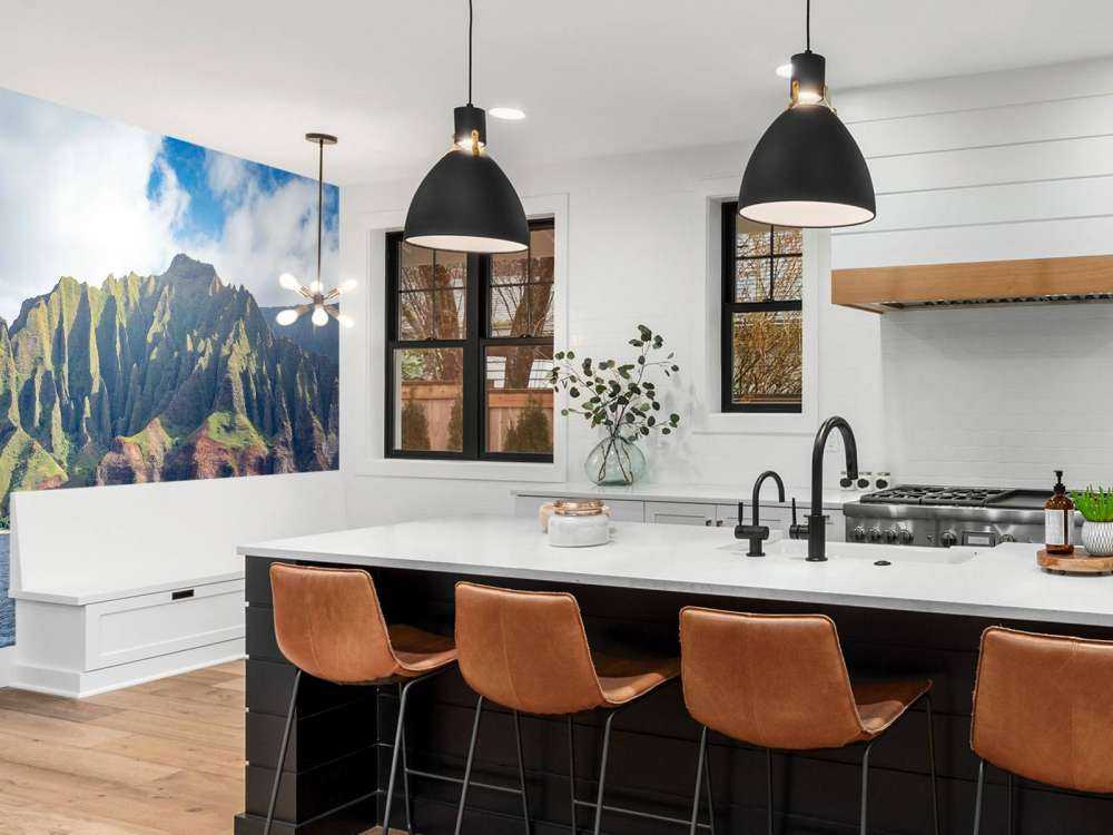 Tropische kliffen aan diepblauwe zee