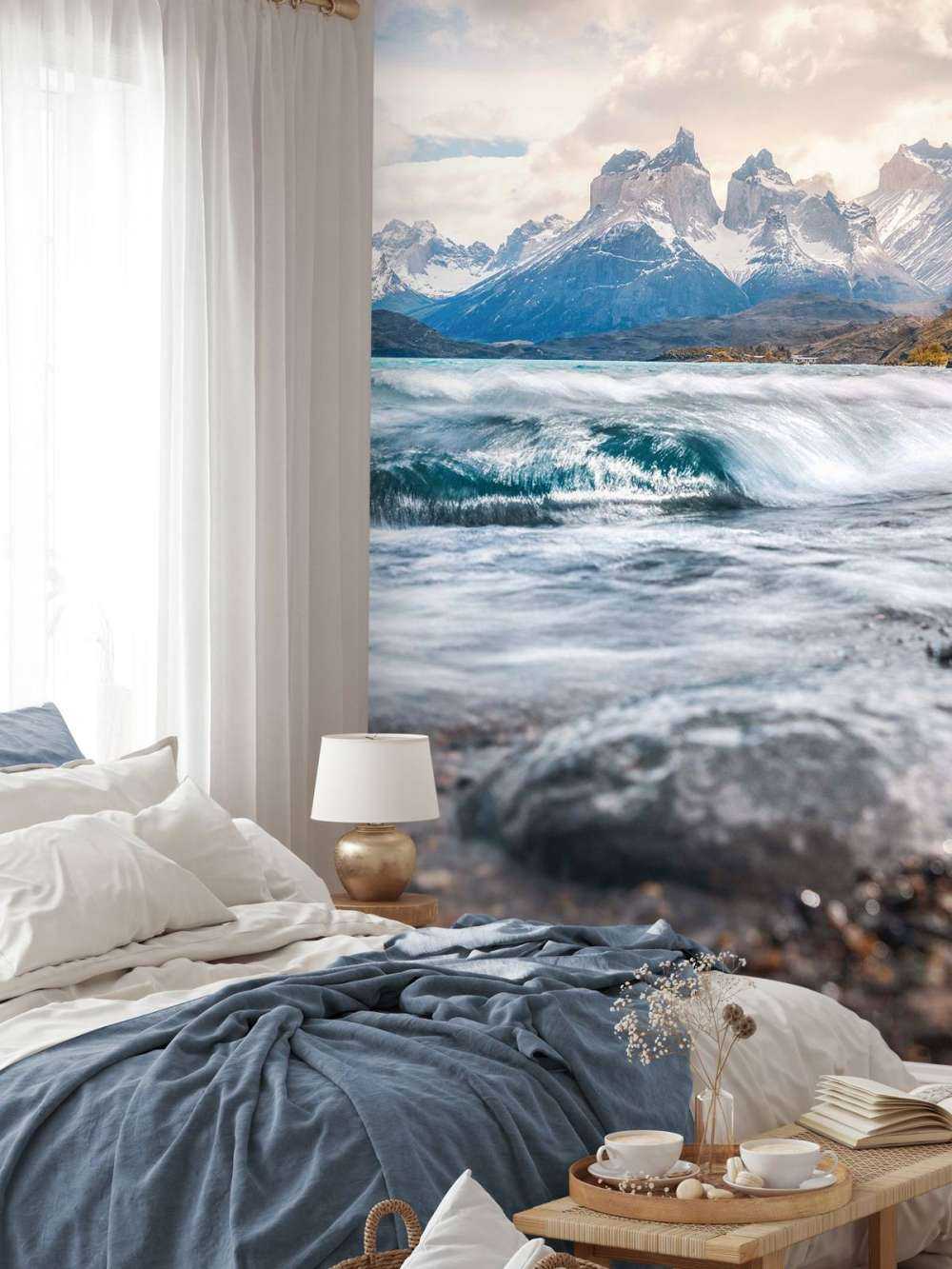 Ruige golfslag aan bergmeer