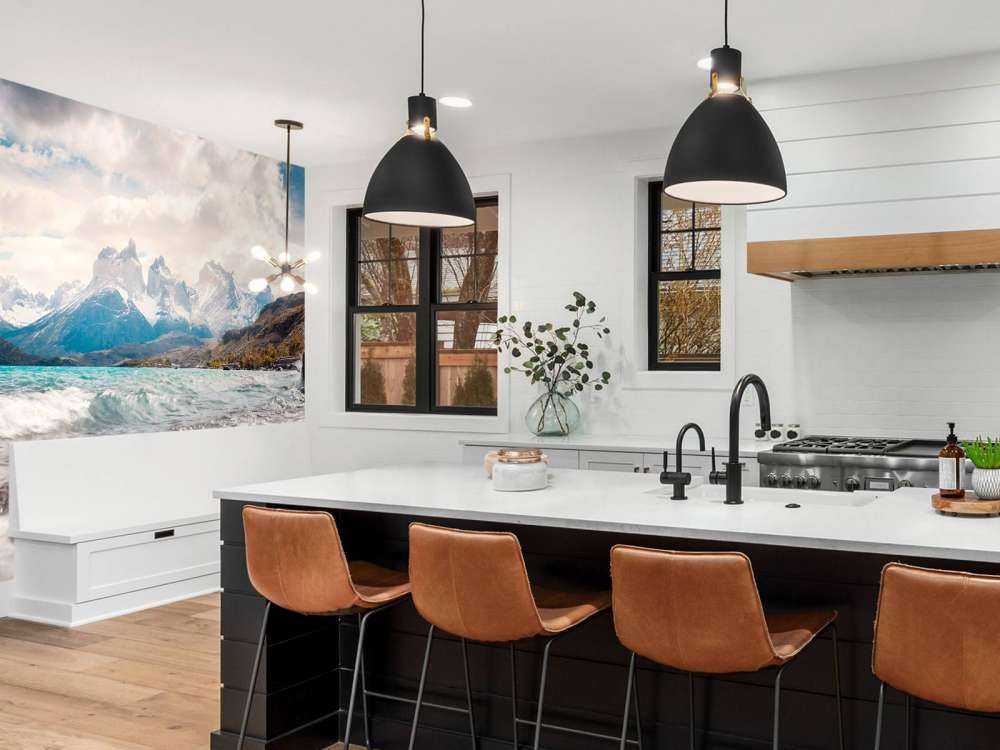 Helder gletsjermeer met bergtoppen