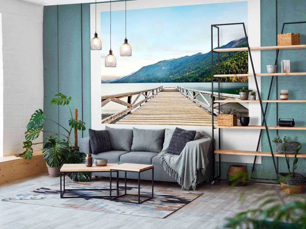 Houten steiger aan bergmeer