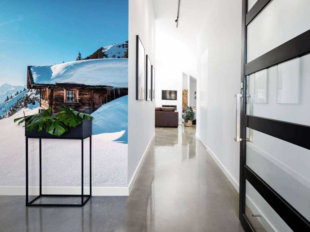 Winterzon boven houten berghut