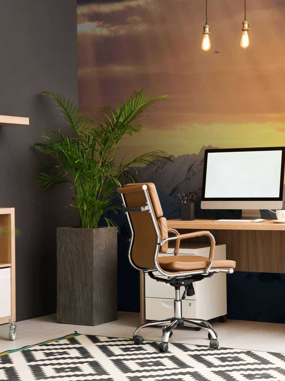 Zonnestralen boven besneeuwde bergtoppen