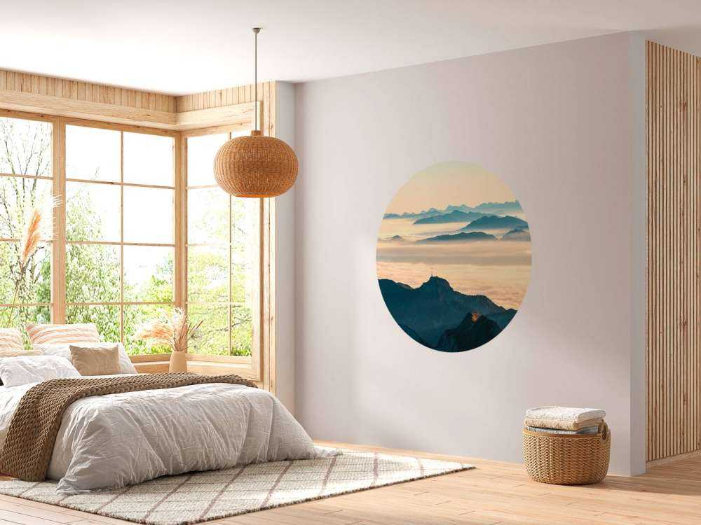 Blauwe berglagen in ochtendmist