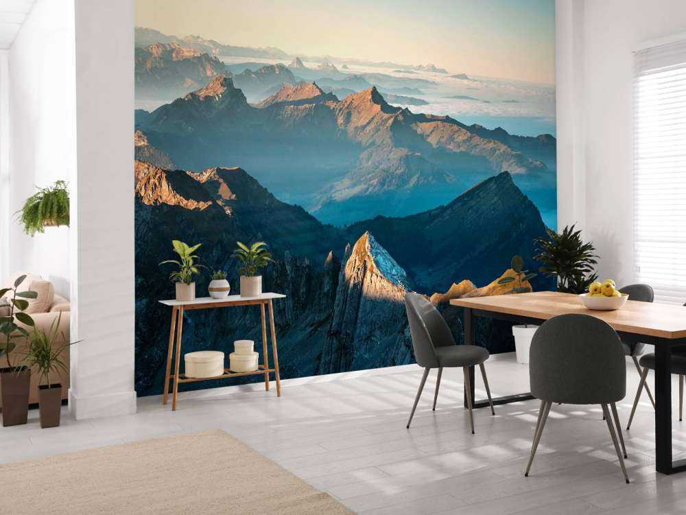 Bergketen in zachte ochtendschaduw