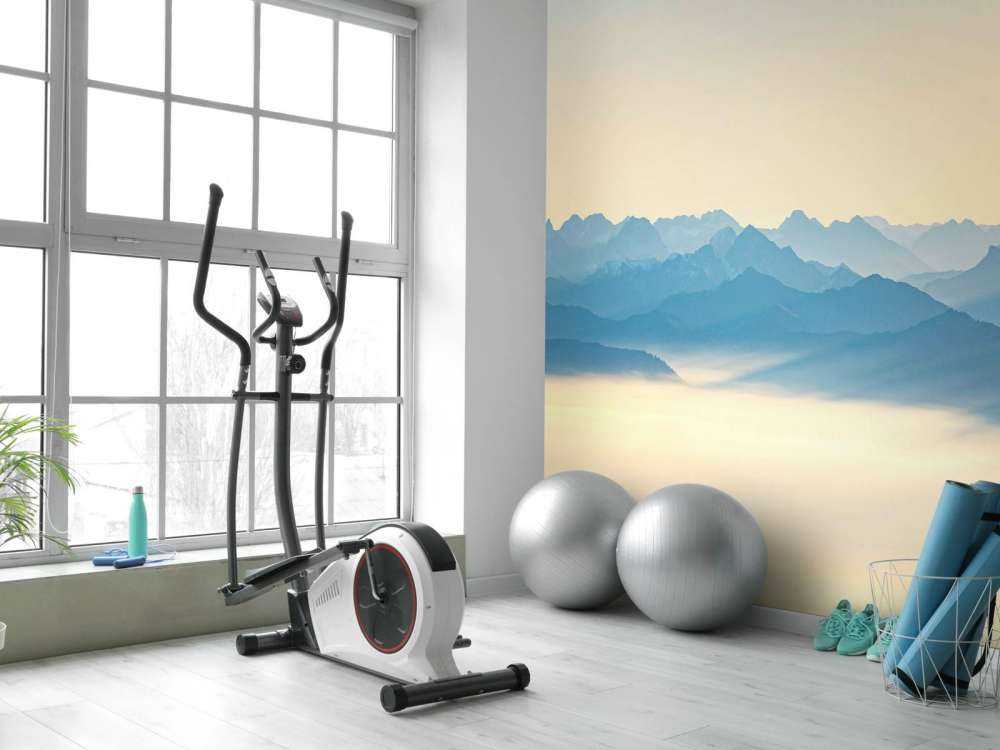 Blauwgrijze toppen in ochtendlicht