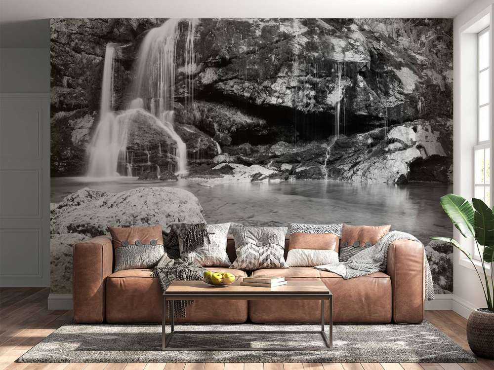 Waterval over een stenen wand 