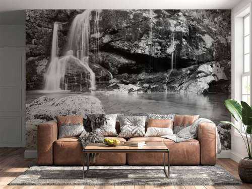 Waterval over een stenen wand 