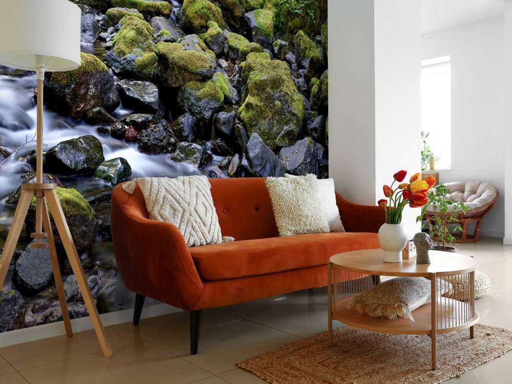 Stromend water met rotsblokken