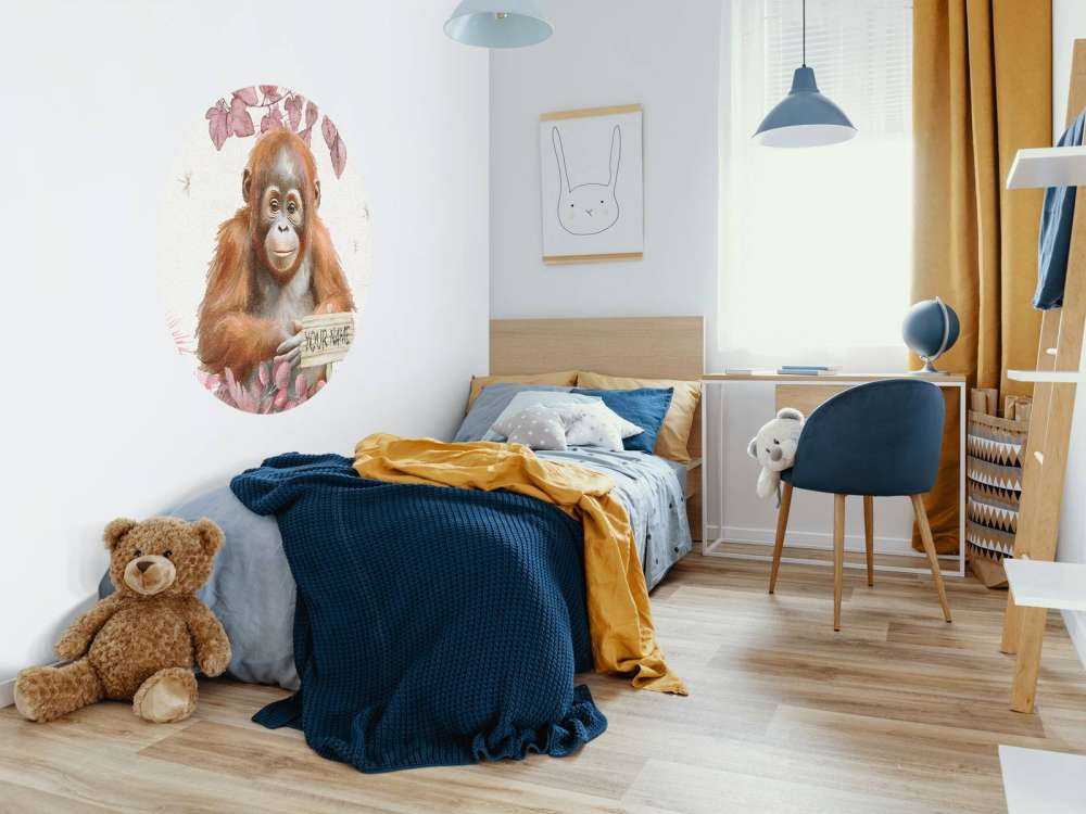 Jonge orang-oetan in de jungle roze