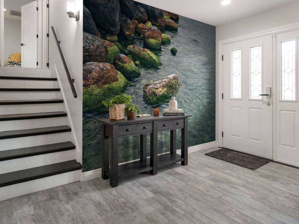 Rotsblokken bij bergmeer