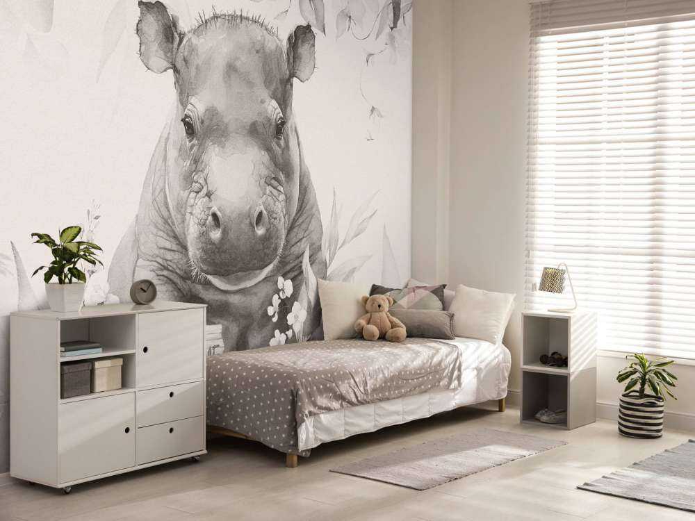 Baby nijlpaard in de bladeren beige