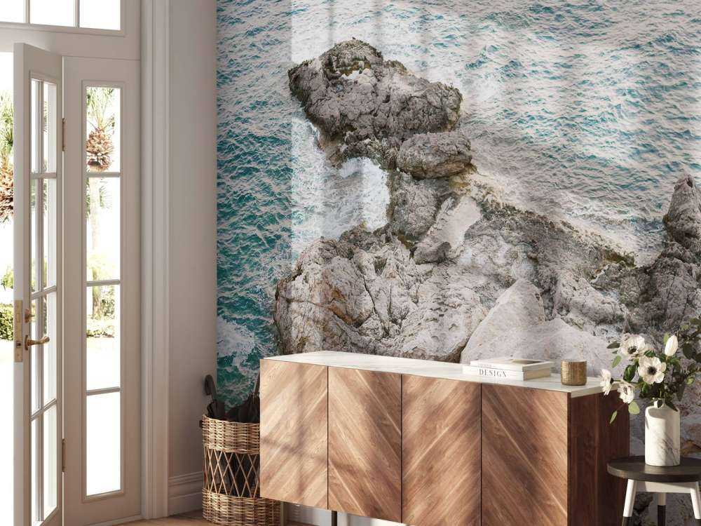 Blauw water met rotsen