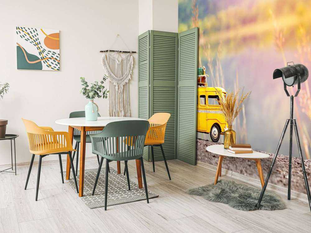 Miniatuur gele bus in de natuur