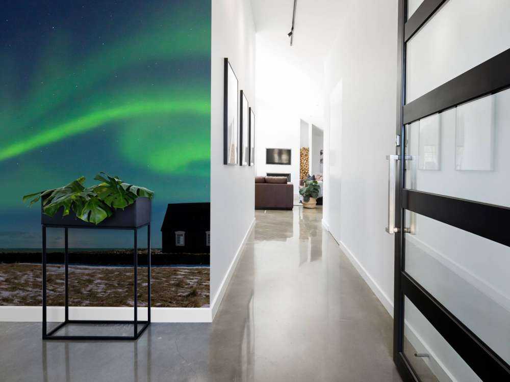 Noorderlicht boven een kerkje