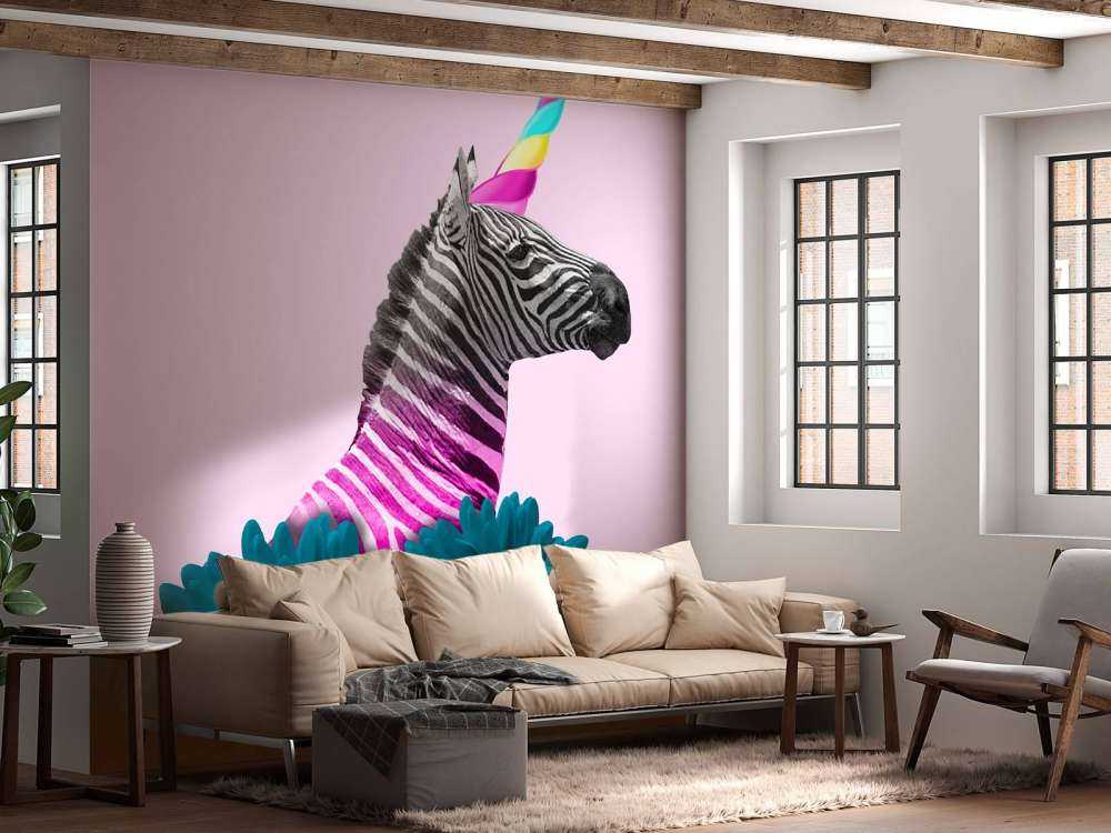 Kruising van een zebra en eenhoorn met blauw-paarse bloemen